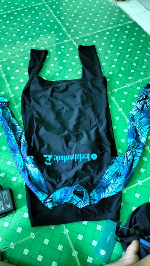 Bộ đồ bơi kích thước quá bé. Vui lòng cho tôi đổi lại sze lớn hơn. Nhân viên tư vấn không chính xác. Cám ơn.