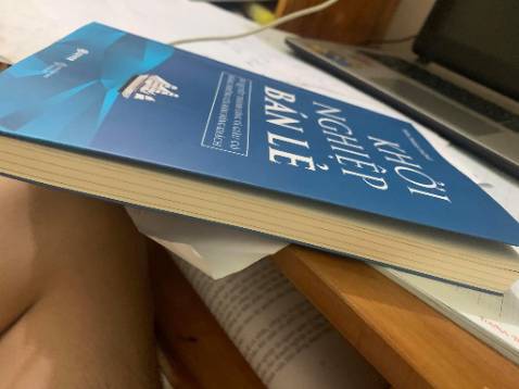 Mình tình cờ thấy cuốn sách ở trên trang ***. Lục lọi tìm kiếm ở trên Tiki và mua được với giá sale. Mặc dù mua dịch nhưng sách vẫn về rất nhanh và được đóng gọi rất cẩn thận. Về nội dung sách, mình cảm thấy sách viết rất chi tiết, cảm nhận được những dòng tâm sự của anh Phong rất thân thiện cứ như là đang nói chuyện, gặp mặt trực tiếp với anh vậy. Nội dung sách viết rất thực tế không bị lan man dài dòng như đa số những cuốn sách dạy về kinh tế, kinh doanh khác. Từ cách tìm ra ý tưởng, lên kế hoạch kinh doanh, huy động vốn, thu hút khách hàng hay mở thêm cửa hàng mới đều được anh Phong chia sẻ ở trong đây. Cuốn sách này đã làm mình thay đổi nhận thức về những của hàng bán lẻ. Nếu có cơ hội sau này, mình hi vọng 1 lần được gặp trực tiếp và giao lưu với anh Phong về những vấn đề trong kinh doanh còn vướng mắc.