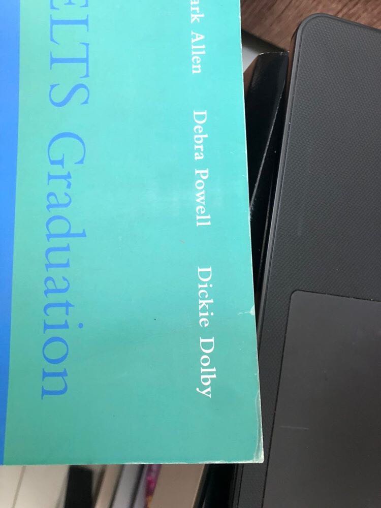 Giao cho mình sách cũ, bị cong góc và có chỗ bị vàng nữa. Thật sự rất không hài lòng