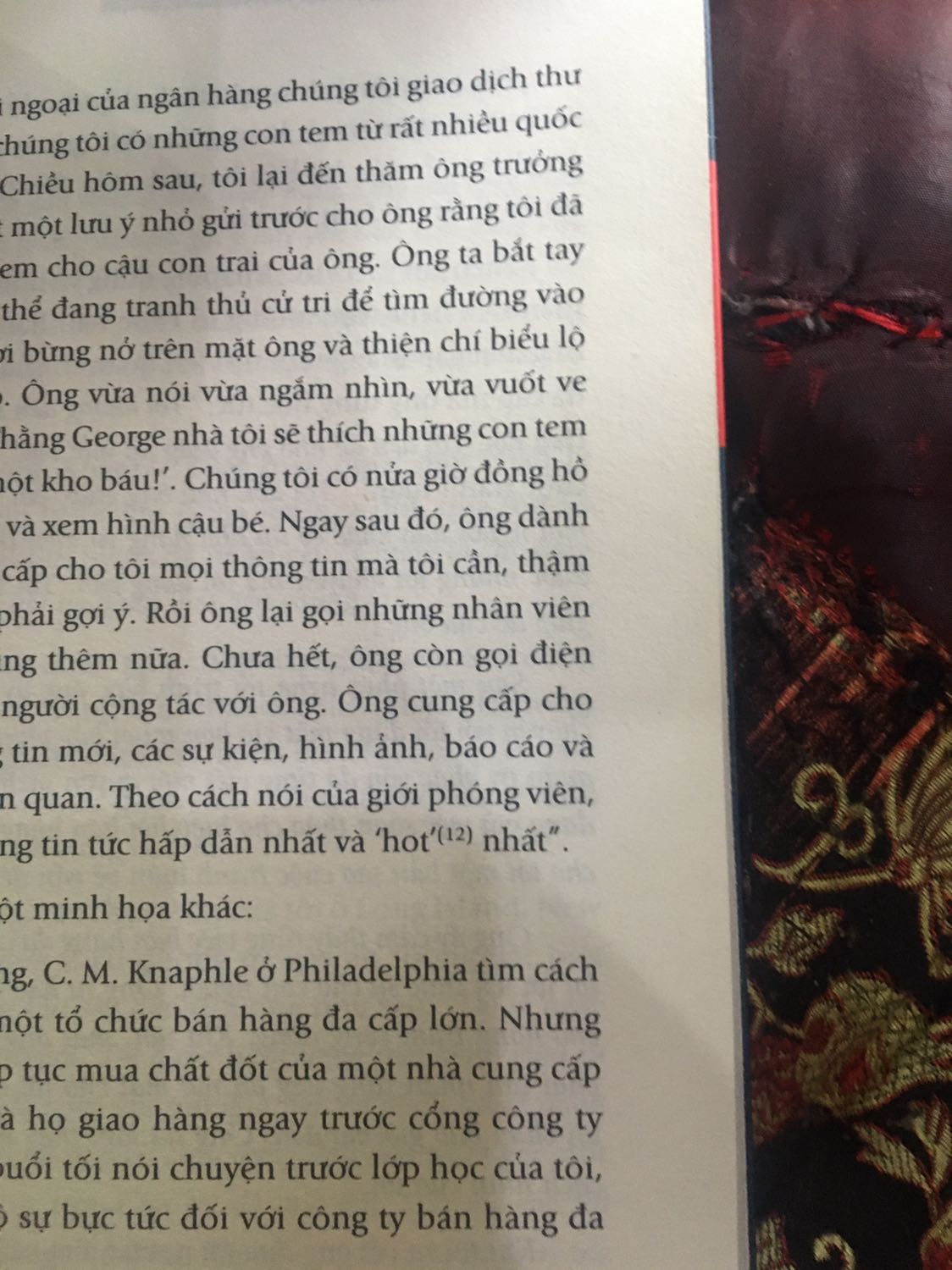 Mình rất hài lòng với tốc độ giao hàng, cuốn sách nhỏ hơn mình nghĩ. Nội dung thì mình chưa đọc, và mình cũng không có thói quen highlight lên sách nên không thể *** chất liệu sách cho mn, mn có thể nhìn dưới ảnh. Tuy nhiên mình sẽ đánh giá 5 sao nếu shop gói hàng cho mình có thêm một miếng nilong vì giao hàng mưa nên giấy của mình bị cong hết rồi ạ!