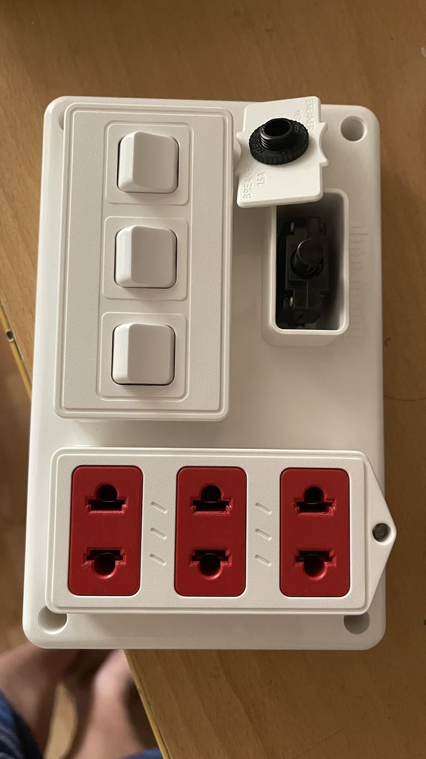 Tất cả đều chắc chắn đẹp, nhưng không hài lòng mới nhận hàng mà nắp của nút bên cạnh đã rơi ra, không thể gắn dính vào được, dây điện công suất thấp nếu đung thiết bị công suất cao phải thay dây. Nắp đậy không được vui lòng đổi lại cho tôi.