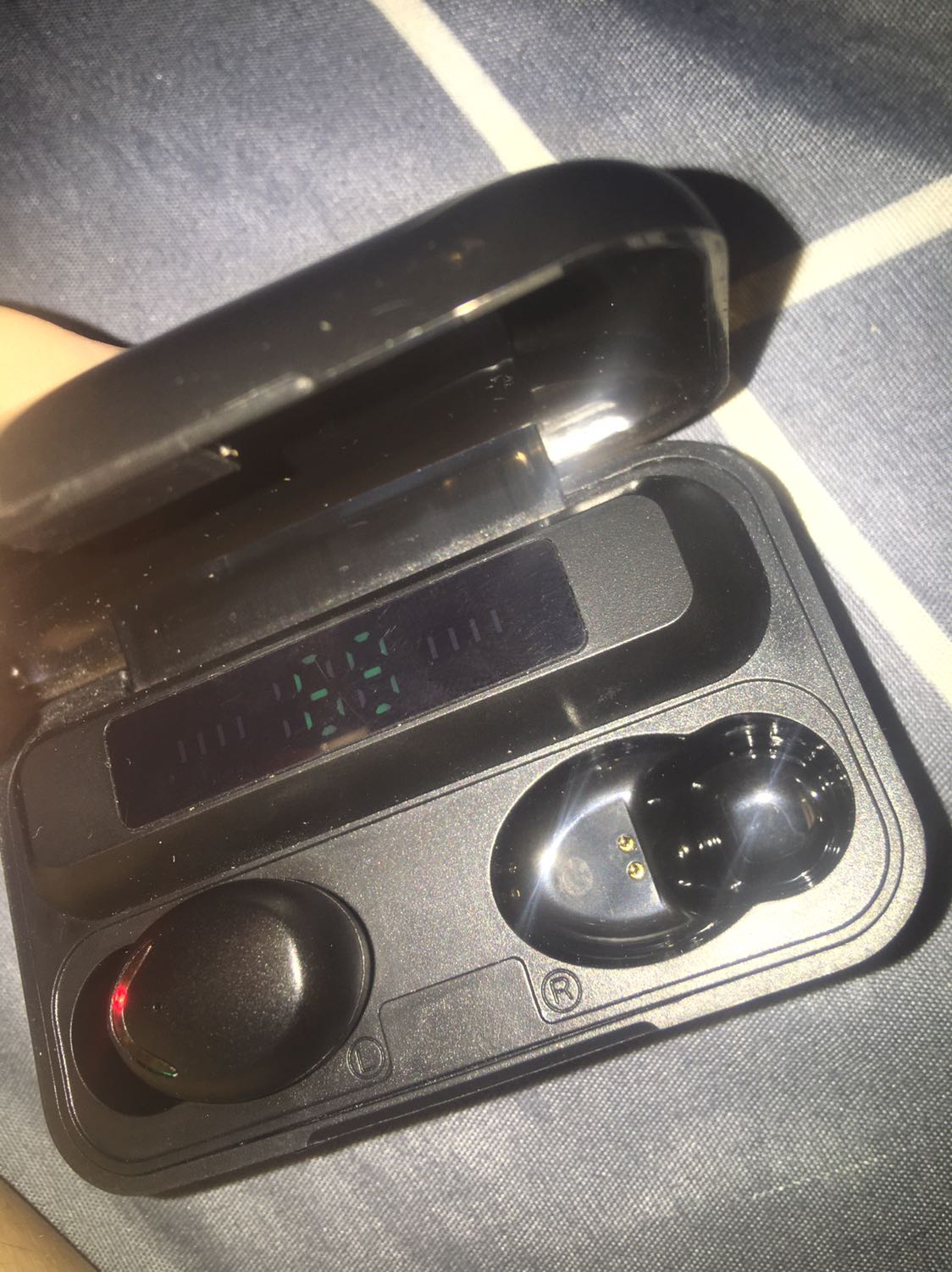 Hàng gửi về giống hàng cũ í bị xước vỏ với một bên đèn k đỏ, tai nghe đã được để trong hộp trước và k có bao bảo vệ
Mới nhận hàng mà cứ tưởng dùng lâu rồi í
Đợt này đang dịch đổi hàng khó khăn nên thôi xui v