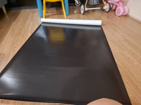 Bảng này phải dùng băng dính 2 mặt mới dán được lên tường ah shop?