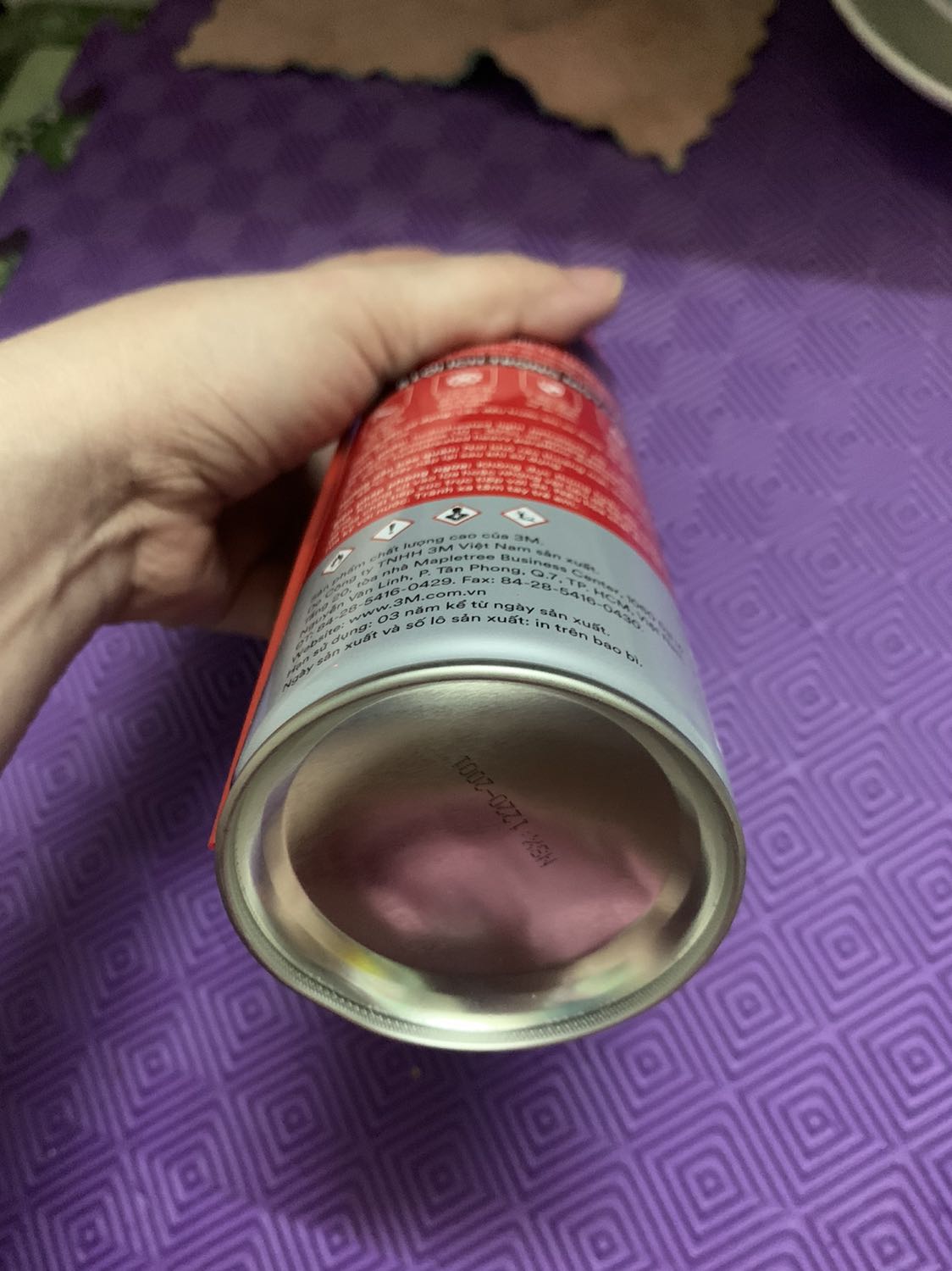 Mình mới nhận chưa sử dụng nên chưa biết ra sao. Để dùng rồi lên cmt review tiếp nhé. Trên chai có quấn kèm cái vòi xịt nhỏ nữa. Bữa mua cái hiệu khác mà ko có. Nhưng thương hiệu 3M là cty nổi tiếng chắc sp cũng ok