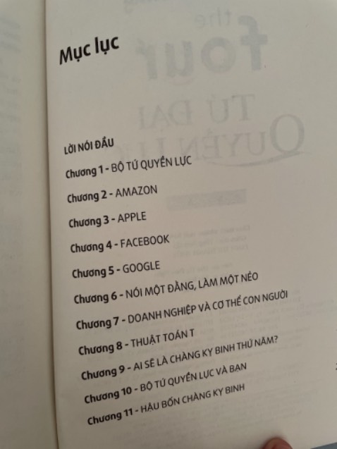 Sách phân tích về các “ông lớn” đang nắm giữ đa phần thị phần nhu cầu của nhân loại hiện nay như: Apple, GG, FB… 
Qua cách viết chúng ta thấy các ông lớn hiện lên như những biểu tượng đáp ứng nhu cầu con người theo tháp Maslow. Tác giả còn kèm theo bảng biểu, số liệu cụ thể để tăng cao tính thuyết phục.
Đương nhiên, dẫu gì thì các ông lớn này vẫn có cái bóng đen tối, tác giả sẽ chỉ cho người đọc thấy điều đó.
Một ưu điểm khác: giấy nhẹ, giảm giá nhiều. Mình mua đợt sale cùng với Quyền lực địa lý.