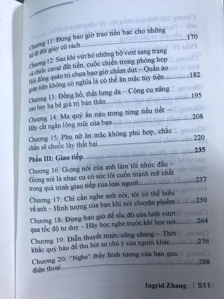 Sách hay về xây dựng hình tượng, bề ngoài, chủ yếu trong thương mại kinh doanh, lối ăn mặc kinh điển của giới thượng lưu Châu Âu hay Mỹ. Ko dành cho thời trang ca sĩ nhé. Chăm chút tiểu tiết bề ngoài, Dành cho người hướng đến việc làm doanh nhân