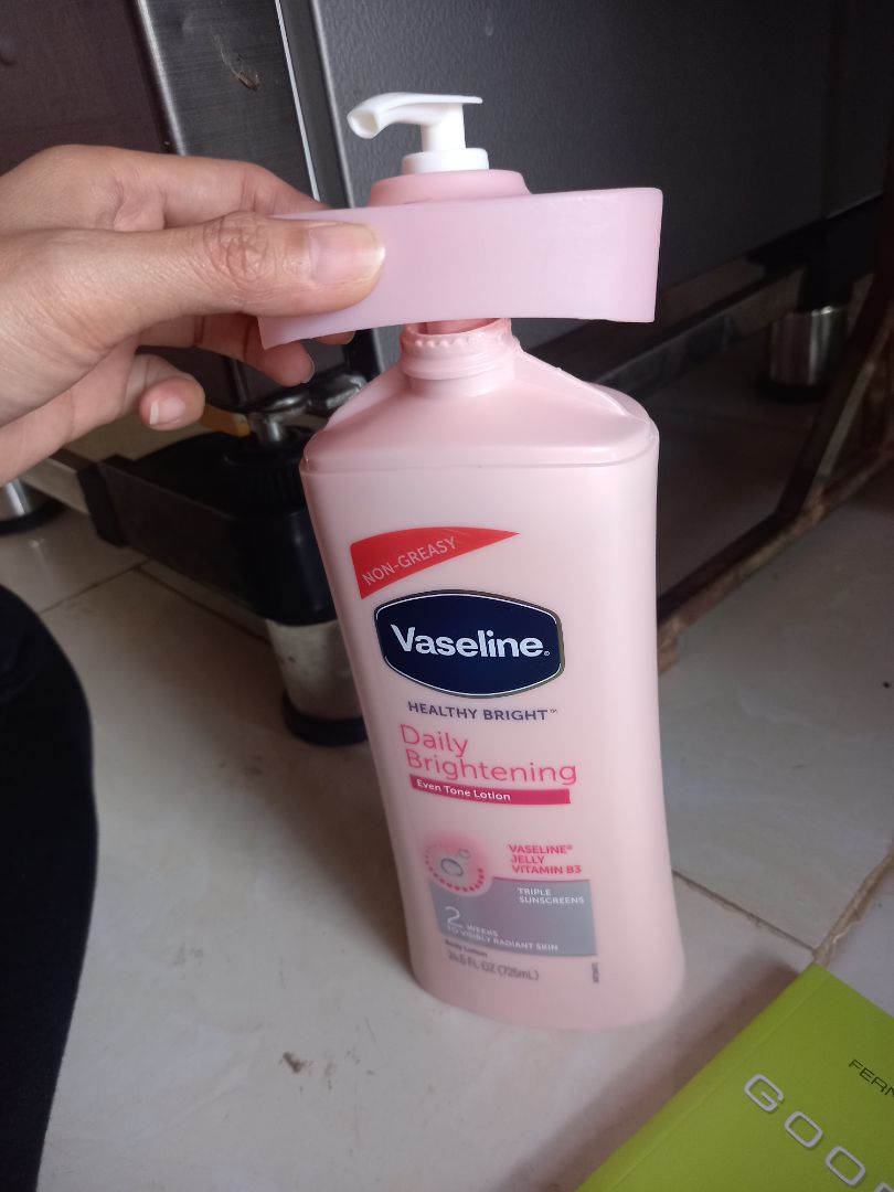 ko biết phải hàng chính hãng k mà cầm cái nắp nhấc nhẹ là ra rồi . xém bị đổ cả chai , giờ cũng ko dám cầm trên bề mặt nắp