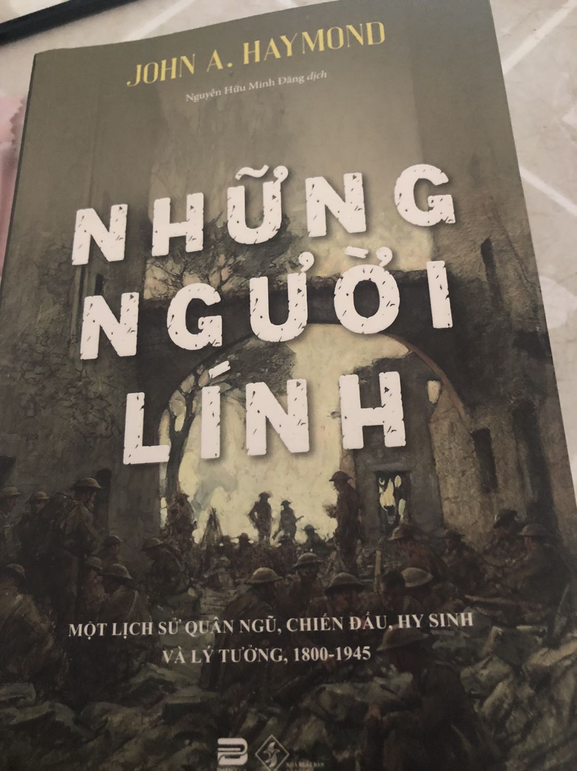 Sách mới, bìa mềm, 560 trang nên khá dày, phù hợp với các bạn yêu lịch sử, kiên nhẫn, nội dung hơi khó đọc nếu người đọc chưa có một chút kiến thức nền về khoa học xã hội và lịch sử. Sách viết về một khía cạnh khác của chiến tranh và đời binh nghiệp, sâu sắc, rất đáng đọc và suy ngẫm