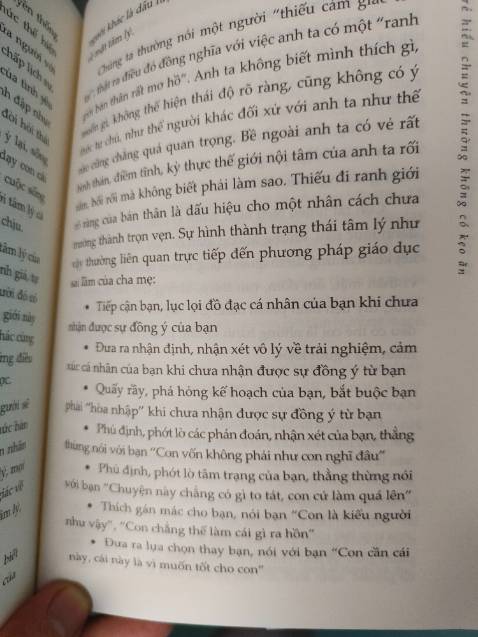 Sách mới nguyên, còn bọc nilon
Mình thấy ở hiệu sách nhưng k mua, vì nghĩ k có gì hay
Nhưng khi nghe đc video đọc sách ngắn trên ***, và mình thấy bản thân mình trong đó
  mình lúc nào cũng nhìn sắc mặt của ng khác để xác định giá trị của bản thân. Luôn đc mọi ng khen là hiền lành, dễ thương,... 🥲
  Nhưng sâu thẳm bên trong mình sợ bị đánh giá k tốt, sợ là ng k có giá trị. Mình đc mẹ quyết định, bao bọc nhiều thứ trong cuộc đời mình
   Gần 30t nhưng vẫn khờ khạo như 1 đứa trẻ 20t mới ra đời 🙃