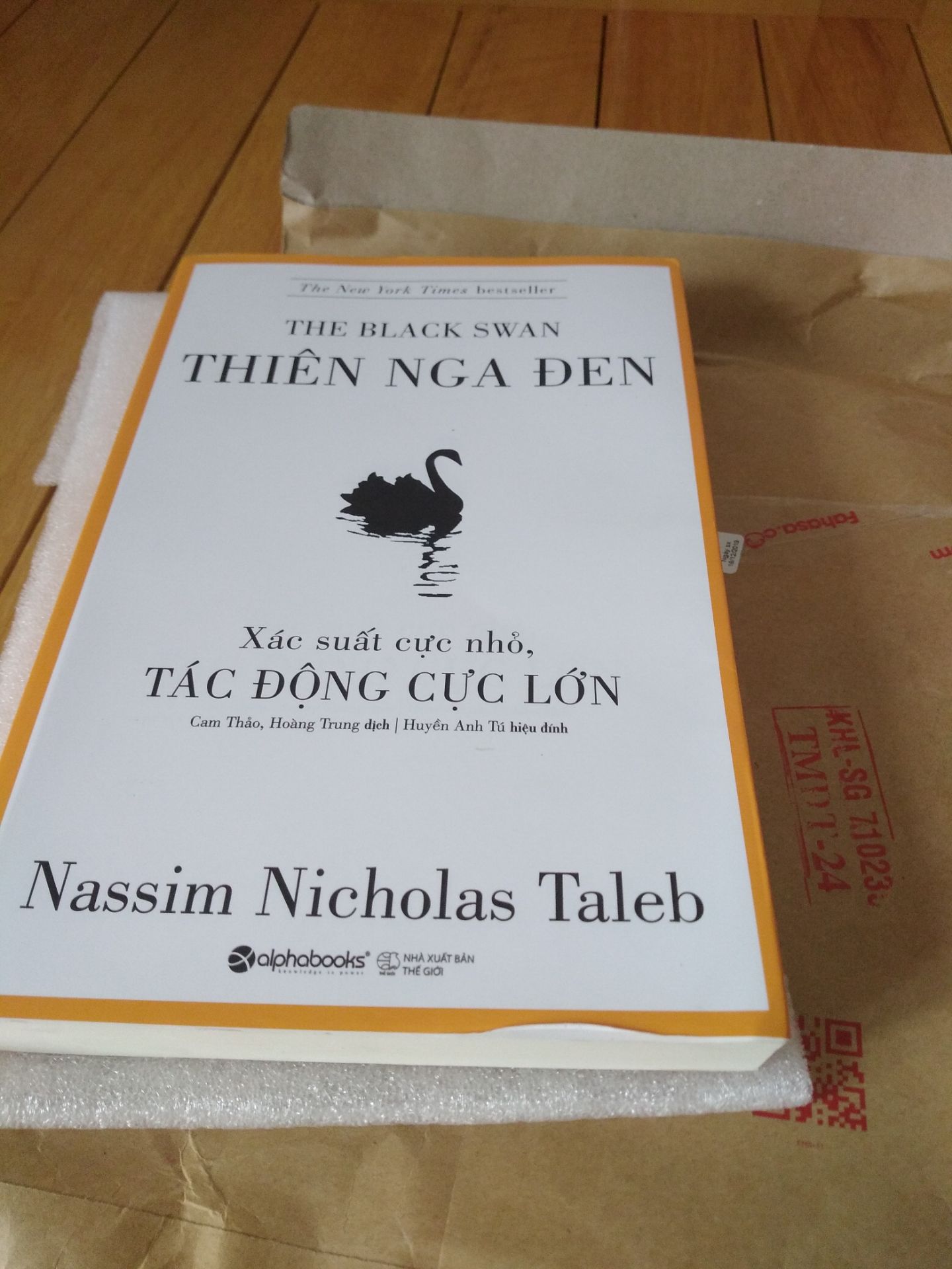 đóng gói sản phẩm bị lỗi làm cho sách hơi bị nếp gấp ở dưới góc bên phải, nhưng do sách có bìa rời k ảnh hưởng mấy, nếu bìa sách đi kèm thì làm ảnh hưởng bề ngoài sách đối với người mua