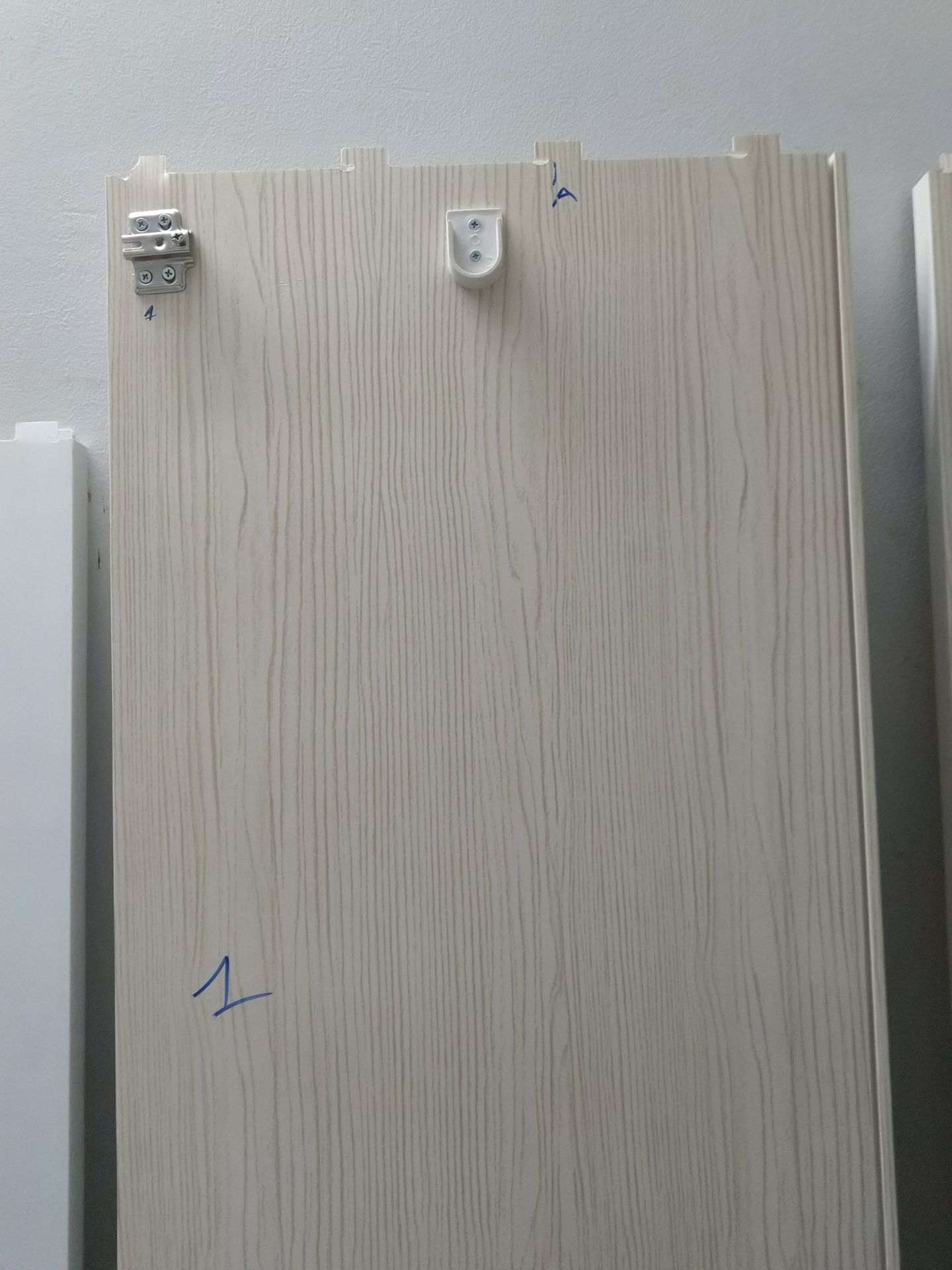 Chất lượng tủ quá tệ, đây là hình ảnh tháo lắp lại nha mn (nếu để shop làm thì 200k nha). Theo chồng mình nhận xét thì giống hàng mã, bỏ nặng sụp tủ như chơi. Thôi rút kinh nghiệm lần sau mua trực tiếp cho chắc