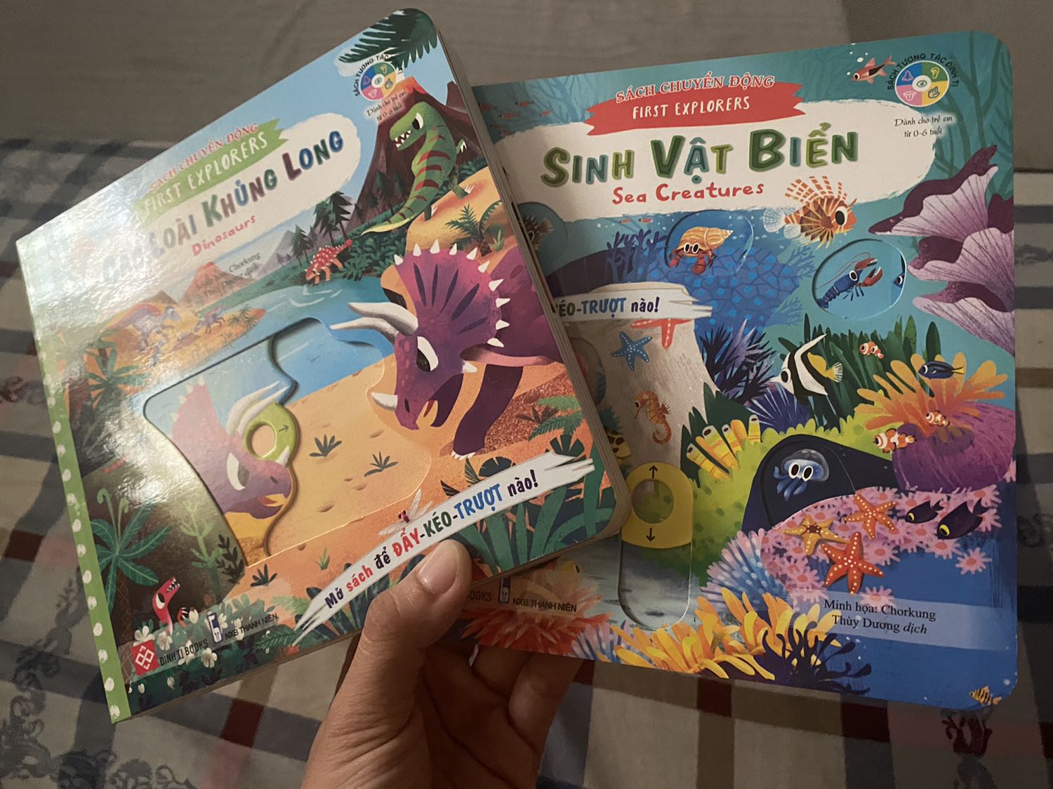 Sách xinh cực kì, mới và không bị sứt mẻ móp méo
Giấy cứng dày dặn, trượt êm
Gói hàng rất đẹp (bằng giấy như gói quà) và nhiều lớp bong bóng 
Giao hàng nhanh, đặt hôm qua, hôm nay đã giao 
Sẽ ủng hộ tiếp ???