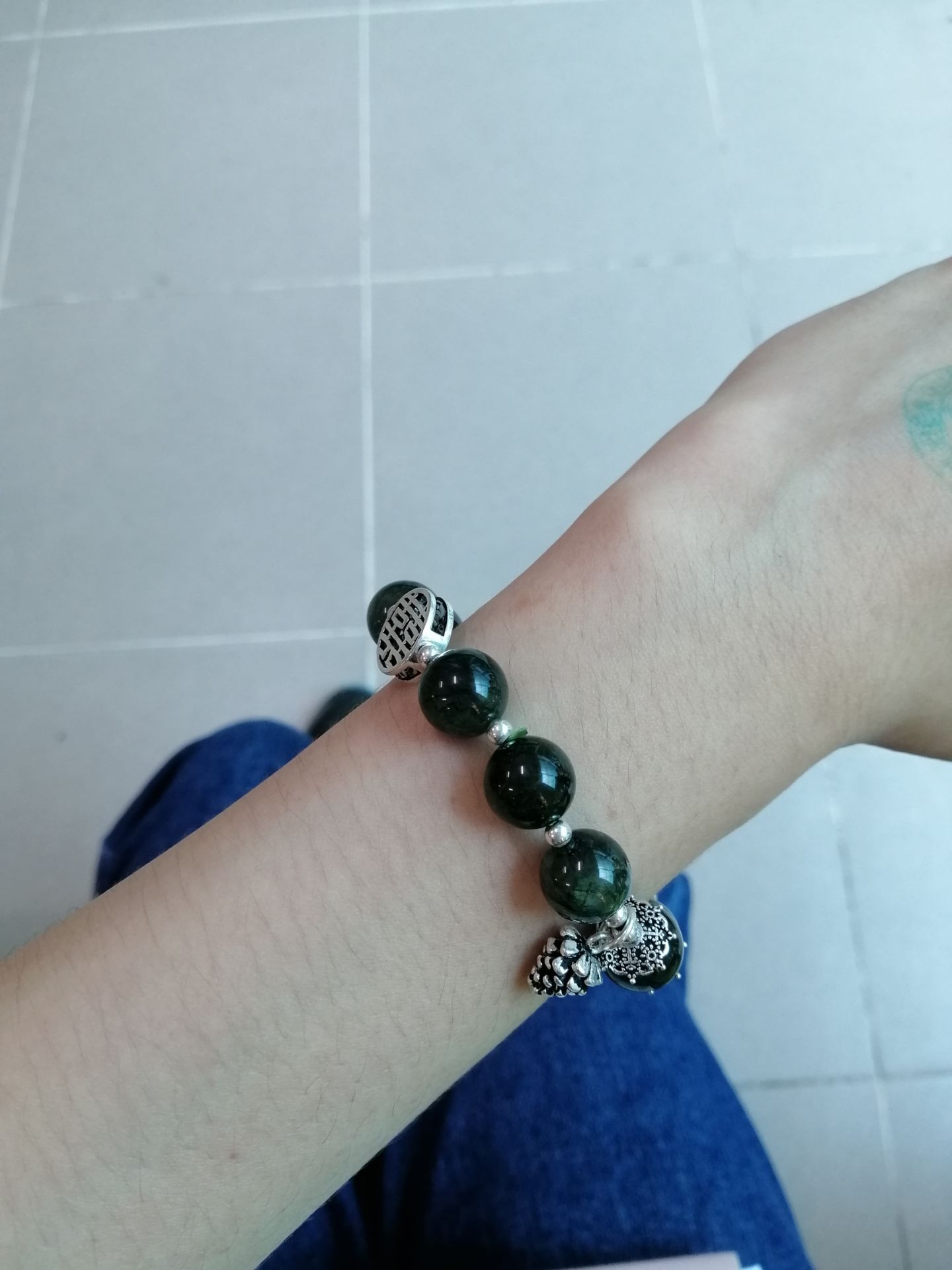 Đá ở ngoài nhìn đục và tối màu hơn, không trong như trên hình. Tuy nhiên điểm cộng là nhìn vẫn rất đẹp và shop đã chỉnh kích cỡ vừa tay mình. Mọi người nhớ inbox cho shop trước khi mua để điều chỉnh size nhe.