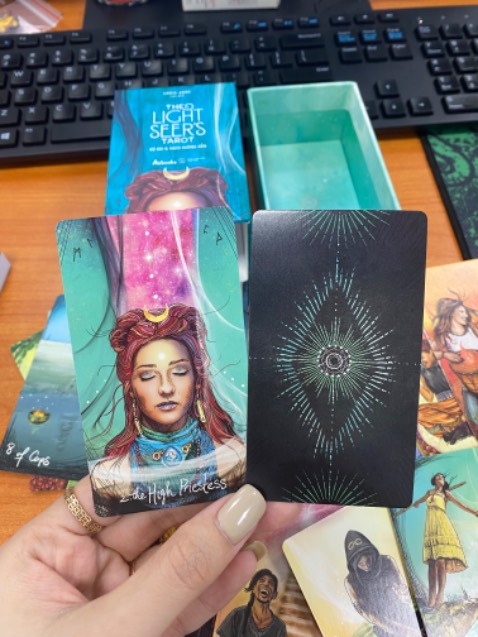 Bộ bài nhỏ xíu thấy cưng 😂, bất ngờ luôn, canh sale 50% chốt liền, màu đẹp, bài trơn mượt, dày, nhỏ gọn nên cũng dễ xào. Sách cũng nhỏ, hướng dẫn 2 khía cạnh của lá bài, hộp bài nhỏ cũng tiện bỏ túi xách, giao hàng nhanh hơn dự kiến