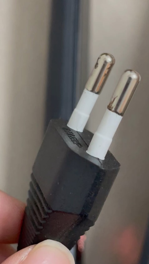 Hình thức giống 70% ảnh sản phẩm, vài chỗ bị móp, chân cắm điện thì bị rỉ sét. 
Trông khác hẳn cái lần trước mình mua. Không biết là hàng fake hay là chất lượng sản phẩm của hãng đi xuống @@
Chưa kiểm định được chất lượng.