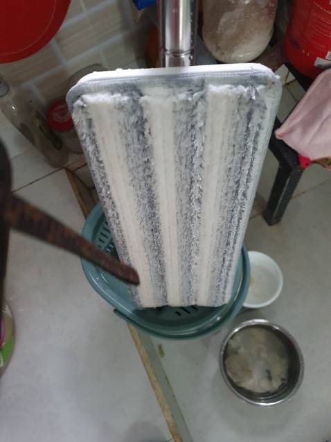 Sp xịn xò. Cầm chắc tay. Bông lau đi kèm rất xịn k như cây mình đang sài. Đẩy êm và nhẹ trên mặt sàn.

Tuy nhiên, size sẽ nhỏ hơn cây cũ của mình mặc dù đêu 33cm. Cán cũng nhỏ hơn. Hên là còn thùng nhỏ chứ thùng to lọt thỏm k vừa. Và cũng k có tặng bông lau dự phòng đi kèm. Làm mình k đặt mua thêm. Hic