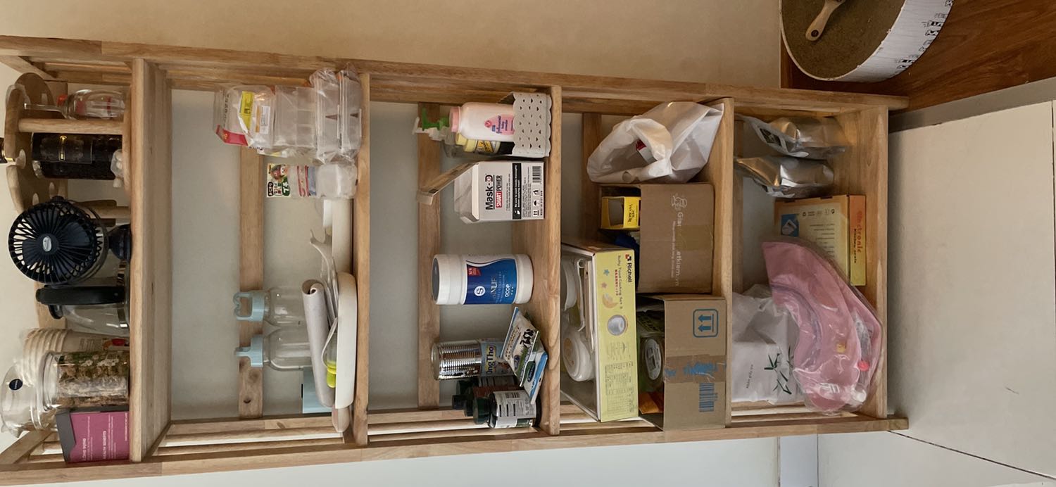 Kệ đẹp, dễ lắp, mình con gái lắp bình thường, hơi nặng so với mình tẹo thôi, kệ hơi lỏng lẻo xíu nhưng mình cũng đựng đồ nhẹ nên ko sao. Anh shipper giao hàng nhiệt tình giúp mình bê đồ, gọi điện báo trước khi giao, giá rất ok nha