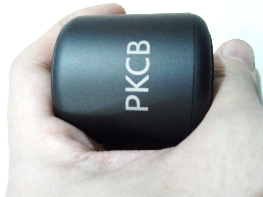 giao hàng nhanh . mới đầy đủ phụ kiện . chất âm tốt , kết nối xa với ổn định lắm . pin trâu nghe cũng được lâu . sản phẩm ok lắm