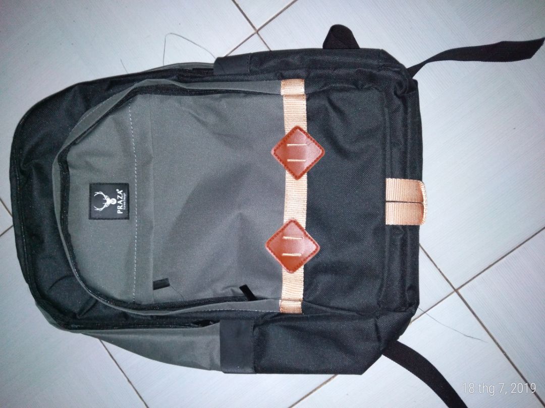 Vải dày vừa đủ. Có 2 ngăn nhỏ bên ngoài, 1 ngăn lớn bên trong. Ngăn riêng đựng lap ko có lớp chống sốc đựng vừa đủ lap của mình là 15,6" ko kèm bao lap. Có ngăn đựng chai nước hai bên. Chưa thấy lỗi đường may. Nói chung ok với giá tiền.