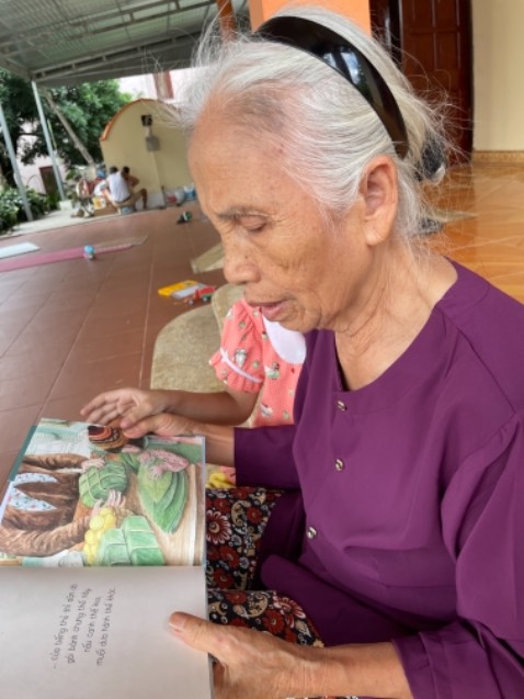 Mình mong chờ Tạm biệt bà ngoại từ khi mới là bản thảo của chị Hoài Anh, háo hức chờ những bức vẽ đầy cảm xúc, đây là cuốn sách k cần sử dụng nhiều ngôn từ nhưng có sức chạm đến trái tim