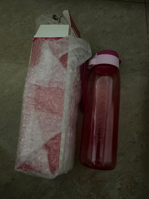 Kiểu dáng, màu sắc đẹp, mà thấy hộp có dấu hiệu đã khui nên không yên tâm lắm, không biết có đung hàng thật không nữa