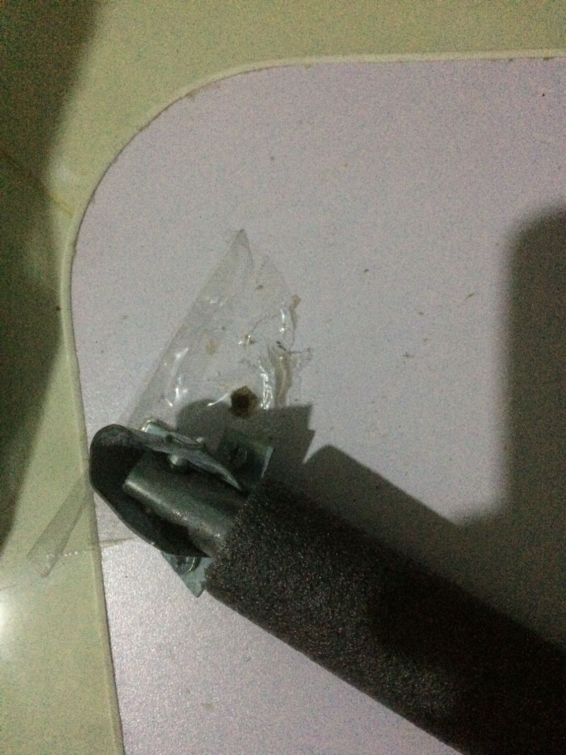 - Quá tệ,  mua tin tưởng tiki không kiểm tra.
- vừa mở cái chân rớt bay vít chân, hờn luôn
- thua cả cái bàn 40k mọi người thường mua có chữ cho bé học.