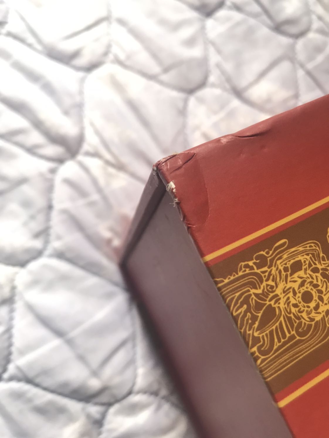 So với bộ "Bão táp triều trần" thì cái hộp bên ngoài nhìn đến chán, trông cũ, rách, khoá thì bung không gài được. Bên trong sách thì không lỗi lầm, tiếc là bề ngoài hộp không được như mong đợi. Mình mua với coupon 500 của Tiki, tính ra khỏang 250k nên không thấy tiếc, nếu ai phải mua với giá gốc chắc không vui vì điều này