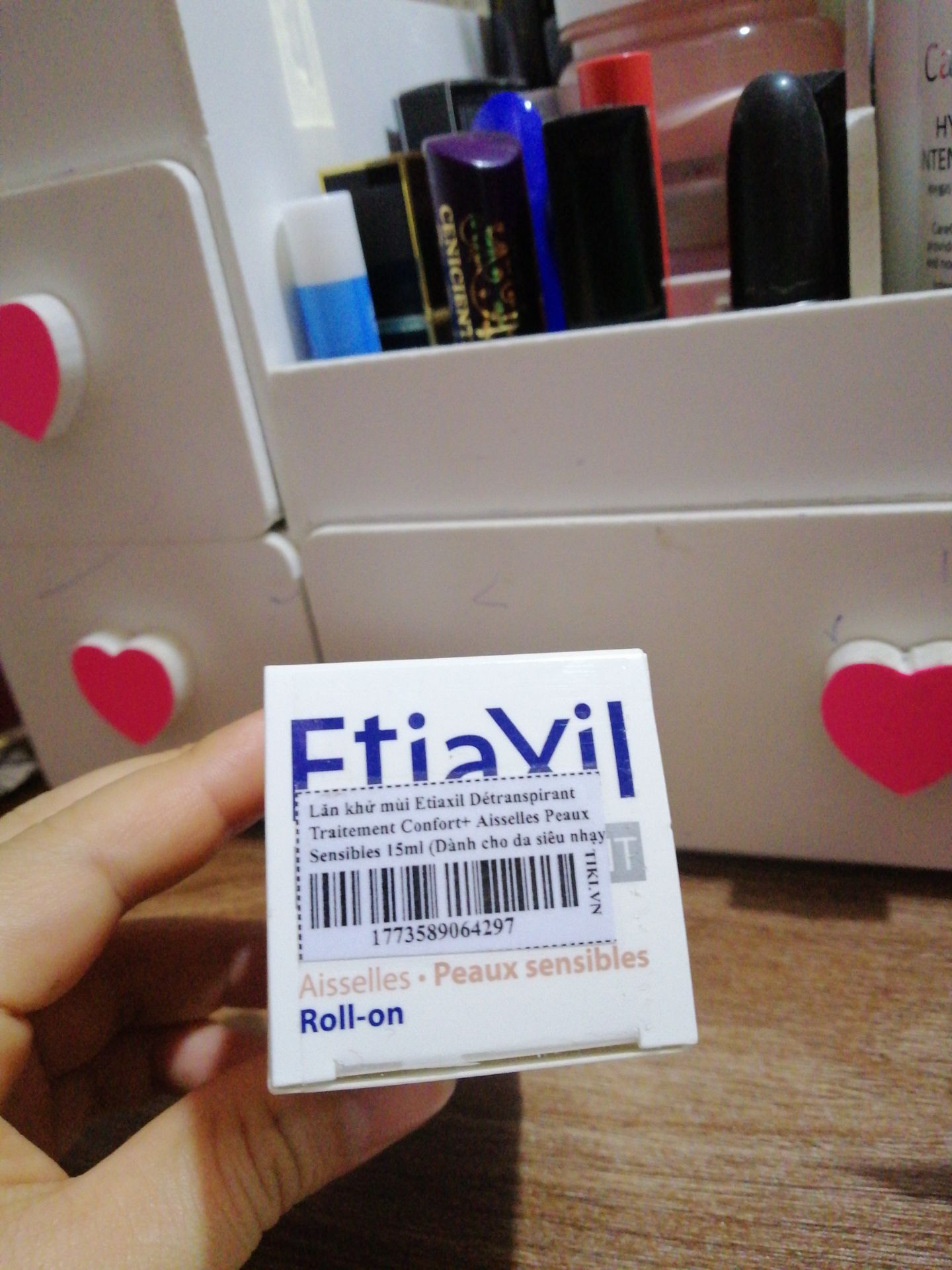 trc giờ vẫn dùng etiaxil ngăn mùi tốt, đc 3-4 ngày, dòng siêu nhạy cảm cho cả bé con đang dậy thì nhà mình dùng xem tnao, mua của tiki trading lần đầu hàng chính hãng tem mác đầy đủ, 2 hôm là nhận đc hàng. cho 5*