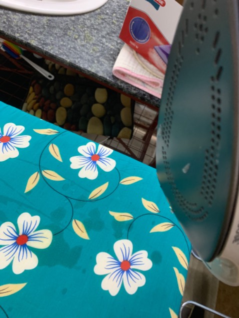 Bàn ủi phun hơi nước gì mà rỉ nước ra quá trời quá đất, bị rít rất khó đẩy bàn ủi, chỉ xài đc phun nước phía trc thôi, mình thấy mọi người cũng hay gặp lỗi này. Ko nên mua, mua về ko dùng đc vừa tốn tiền vừa mang cục tức. Shop đã hoàn tiền cho mình, xin cảm ơn.