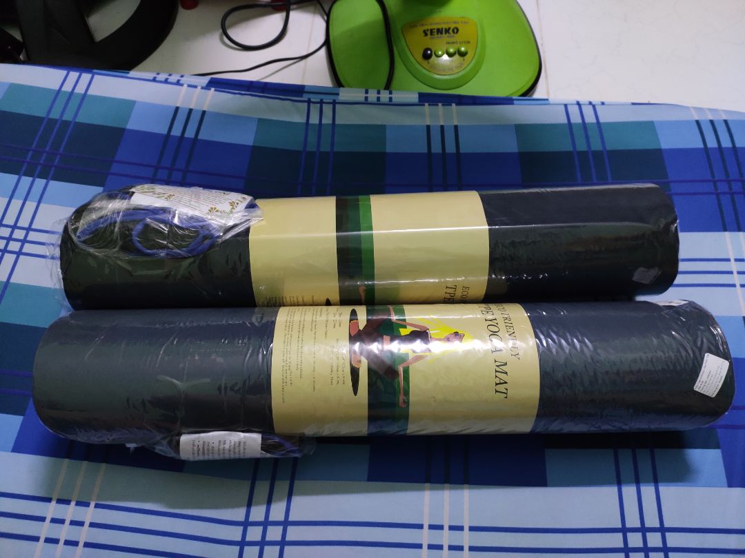 mình đặt 2 thảm đều là xanh coban, uh thì màu khác nhau thôi k bàn đến, nhưng tại sao cái màu nhạt hơn lại cũ hơn thế? về chất, thật sự nó bị gập cuộn, kiểu như gãy ở dưới hình, mình có cố cũng k thể làm thẳng, hơn nữa k phải mỗi chỗ đó, nhưng chỗ khác của thảm cũng bị dấu ấn đè, chèn gây móp thảm, thật sự mình mua mới mà như kiểu thảm cũ này mình xin thua! cái thảm còn lại thì mới y, màu cũng đậm nữa. dây và túi đầy đủ. shop có kèm theo card để k hài lòng thì gọi or nt cho shop trc, nhưng qua vài h thì gọi k nghe và nt k trả lời, xl mình k quá thích thế ạ! mong có chính sách giải quyết sớm cho mình!