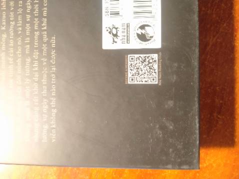 Mình khá mong đợi sách, nhưng đến lúc nhận sách mình hơi ngỡ ngàng, trời thì mưa, hộp móp méo, khui ra thì sách chỉ được bọc trong màng bọc thực phẩm, cái chống xốc thì để dưới đáy xã hội (để vô như không). Nên trong quá trình vận chuyển làm móp gáy hết 4 cuốn sách mình mua.

Mình không hài lòng về cách đóng gói đơn hàng của Tiki và bên đvvc.

Rate 1* vì đóng gói và vận chuyển, sách mình chưa đọc, nhưng mình cũng nghe qua review rồi, có lẽ là một cuốn sách hay.

Mình mua cho bạn mà nó shock hú hồn chim én, đúng tàn ngày để lại.