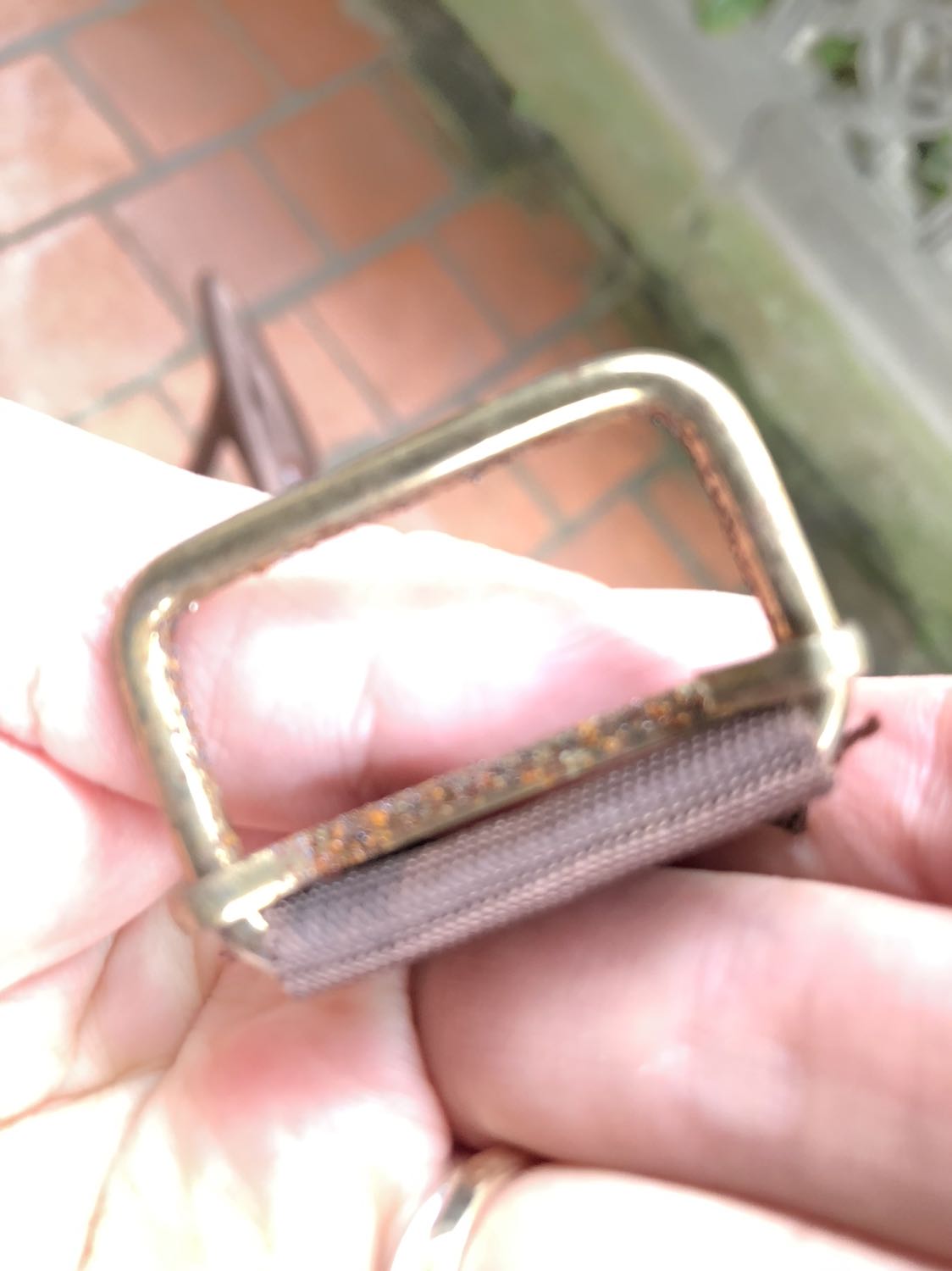 Móc khoá đệm lưng bị han rỉ.