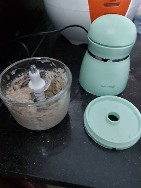 Nhận hàng đúng như hình, đã xay thử thịt heo và tôm rất nhuyễn. Máy nhỏ gọn, xinh xắn, dễ sử dụng. Chỉ là shop bảo có quà tặng kèm mà tìm ko thấy.