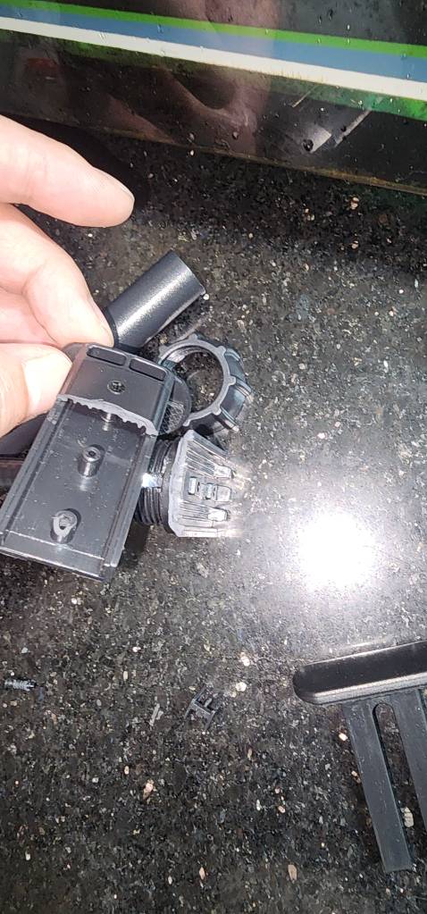 Gãy tùm lum, giải quyết đổi trả thì lâu.