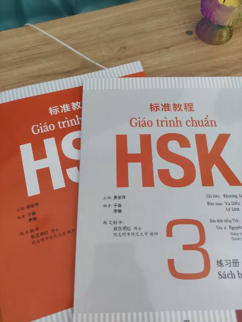 Sách màu, giấy đẹp. Ok