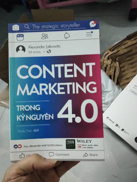 Sách chưa bọc cứng nên bìa hơi bẩn, nhưng giá cũng ok á, mong shop cẩn thận hơn khâu gói là được