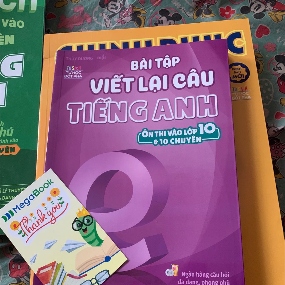 Sách như này nói chung cũng rẻ bìa in bóng nên khá thích có đáp án và giải thích rõ ràng nên không lo mình đang yếu phần này nhất nên mua sách này trước 🤭