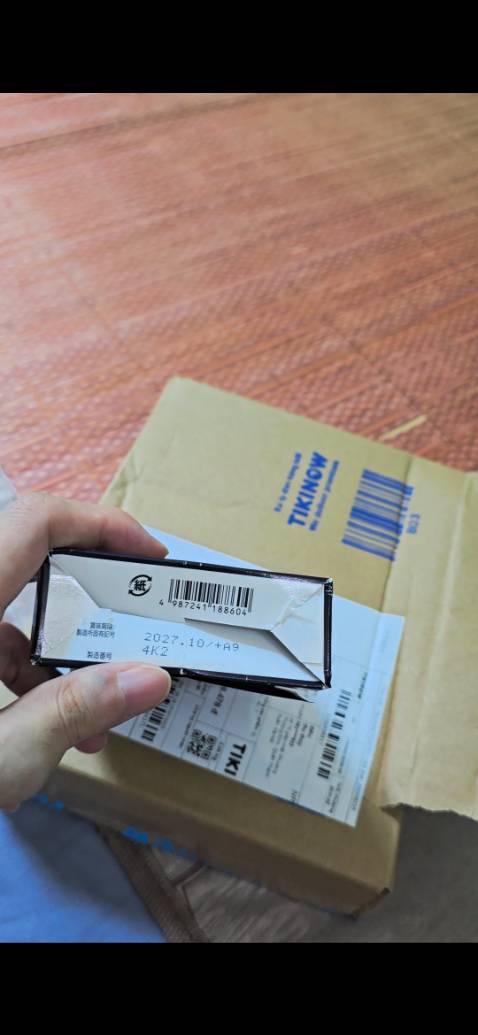 Sp có dấu hiệu bị bóc ra từ trước, không nguyên vẹn. Đáy hộp có vết cạy mở. Nhưng vì mình không quay video mở hộp nên không phản hồi cho tiki đc. Rất thất vọng.