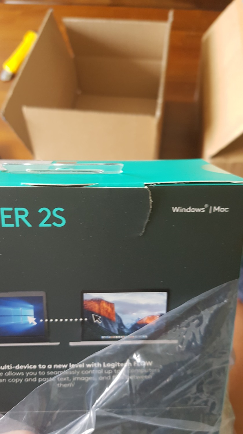 Sản phẩm nhận được có tình trạng:
- Hộp rách
- Phần bề mặt chuột có vết trầy
- Phần dưới chuột/ đế cao su trầy nhiều do đã qua sử dụng

Nhìn hộp rách như vậy mà Tiki vẫn đóng gói giao đi thì không biết có sơ sót nào trong khâu kiểm tra hàng không!

Nhờ Tiki đổi trả giúp mình đơn hàng này.