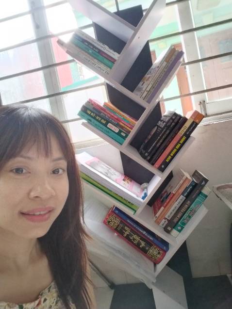 Kệ sách đẹp như Quảng cáo, mình chọn tông đen trắng 9 tầng, 13kg nên lúc bê thang bộ lên tầng 4 hơi nặng kkk, shop cho mình thừa hẳn 2 vít, có sách hướng dẫn đầy đủ nhưng các bạn vẫn phải để ý kỹ 2 tấm trắng trên cùng và dưới cùng nhé ( tấm dưới nhiều lỗ bắt vít hơn và ngược lại, tấm trên cùng ở giữa ko có lỗ bắt vít nha), mình ko để ý, bắt xong vít r lúc ráp vào mới phát hiện lại phải tháo ra lắp lại.
Kệ sách chắc chắn, tuy nhiên có những lỗ bắt vít  vẫn bị lệch tầm 1-2 ly làm 1 vài điểm bị lệch, mong Nhà SX đọc đc cmt này của mình để cải thiện các lô hàng sau, nhưng với giá 210k như thế là quá ổn r, tặng shop 5⭐
Giá sách này phù hợp để ở các phòng nhỏ thì xinh hơn nha, nhớ là có giá xinh thì phải đọc hết sách trên giá nha các bạn
À 1m con gái như mình ko có dụng cụ gì, phải dùng kéo vs dĩa thấy tovit 😁 rồi cuối cùng vẫn xông
Tóm cái váy lại là nên mua các bạn nhé