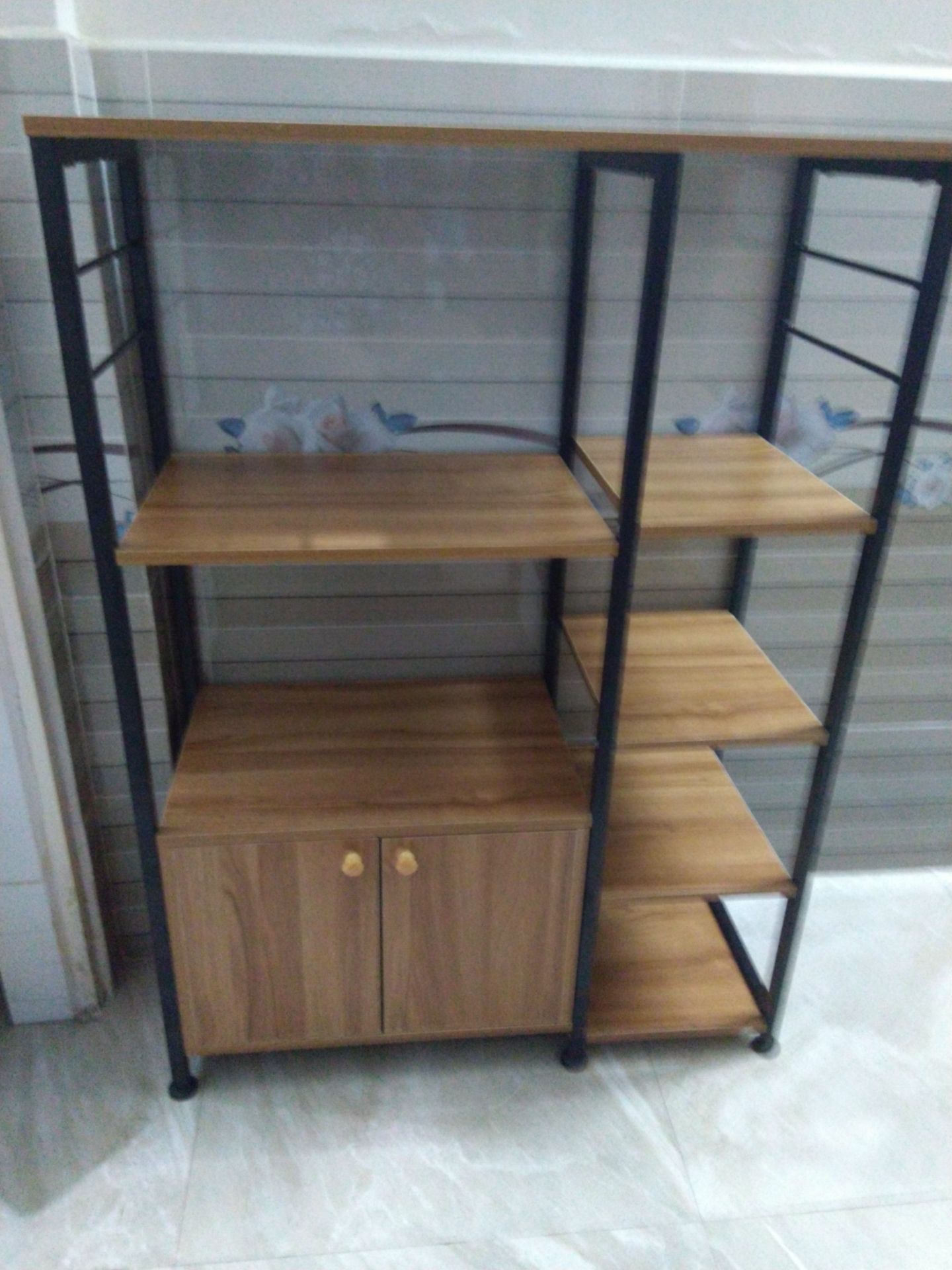 Tủ kệ đẹp. Nhân viên giao hàng nhiệt tình còn lắp dùm nữa.