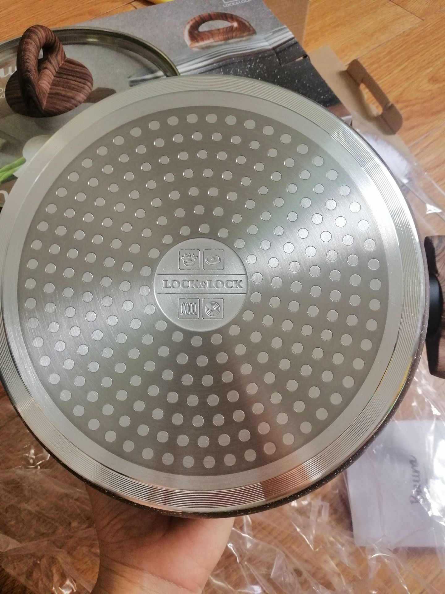 Tiki giao hàng nhanh, đóng gói chắc chắn, mình mua đợt sale giá rất hời. Nồi đẹp, sang, xịn cầm lên chắc chắn, nấu bếp từ bắt từ tốt.