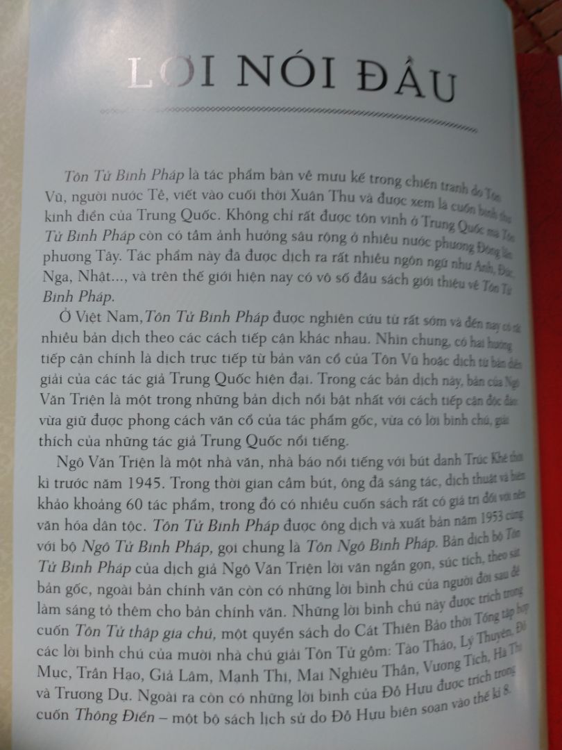Sách bìa cứng, có kèm bìa rời, khổ giấy lớn, in màu toàn bộ rất đẹp.

Cả Đông A lẫn Nhã Nam đều tái bản Tôn Tử binh pháp do cụ Trúc Khê Ngô Văn Triện dịch. Theo tôi, đây là bản dịch hay nhất. Về mặt ngữ âm, bản dịch đạt đến độ tương đương ngữ âm gần như tuyệt đối. Thay vì dịch dông dài, diễn ý lằng nhằng, cụ Trúc Khê dịch đỉnh đến mức số âm trong bản dịch bằng đúng số tiếng trong bản nguồn.
Ví dụ: Tôn Tử viết: Binh giả, quốc chi đại sự, tử sinh chi địa, tồn vong chi đạo, bất khả bất sát dã. Tôn Tử nói: Binh là việc lớn của nước, cái đất chết sống, cái đạo mất còn, không thể không xét tỏ.
Về măt ngữ nghĩa và ngữ dụng thì khỏi bàn, cái cô đọng của bản gốc được trình bày sang bản dịch một cách vô cùng tài tình. Ngoài ra, cụ Trúc Khê thay vì ví dụ bằng các trận đánh cụ thể như mấy bản Tôn tử khác, cụ lại dẫn những lời chú của 10 nhà binh pháp đời sau, trong đó có Ngụy Vũ đế Tào Mạnh Đức.