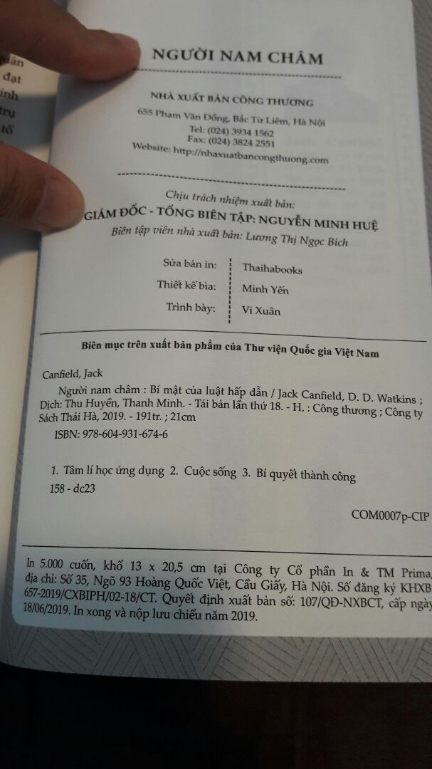 Mình đặt mua quyển theo thông tin là xuất bản 2010 với giá 43k thay vì mua quyển tái bản với giá hơn 30k. Nhưng khi nhận hàng vẫn là quyển đã tái bản 2019. Giống như *** đảo KH vậy. Số tiền k lớn nhưng khiến mình khó chịu. Cộng cả phí ship với giá KM thì vẫn cao hơn giá bìa!