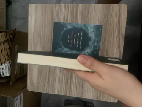 Sách không bọc seal, được tặng kèm giấy note kiêm bookmark. Sách dịch rất hay, không bị lỗi chính tả nào, không bị lem mực hay dính bẩn. Điểm này đối với mình là rất xuất sắc rồi nếu có 6 sao mình sẽ đánh giá 6 sao. 
   Nội dung kể về cụ ông Murray McBride 100 tuổi và cậu bé Jason Cashman 10 tuổi, hành trình từ người xa lạ đến thân thiết như “Anh bạn” già trong nhà. Chuyến phiêu lưu thực hiện 5 điều ước của cậu bé Jason mắc bệnh tim đã giúp ông Murray tìm lại mục đích sống sau cái chết của vợ ông - bà Jenny. Hành trình đã giúp ông Murray có thêm nhiều người thân hơn: Anna, S.B.K, Collins,… và làm lành với đứa cháu trai Chance - người thân duy nhất còn lại của ông. 
   Đối với mình đây là cuốn sách hay nhất sau cuốn Người đua diều, rất nhân văn và cảm động, cũng rất đời thường với những điểm nhấn hơi “thần thánh hoá” một tí. Văn phong dịch rất mượt mà, tự nhiên, nửa đầu sách đọc tiết tấu ngang thường chậm rãi, nửa sau sách đọc rất cuốn, tiết tấu lôi cuốn dồn dập, đọc một lèo đã hết. 
   Tụ chung, sách hay 100 điểm không có nhưng, rất đáng tiền, rất nên đọc, không hiểu sao tác phẩm hay như vậy lại không hot được nhỉ?!