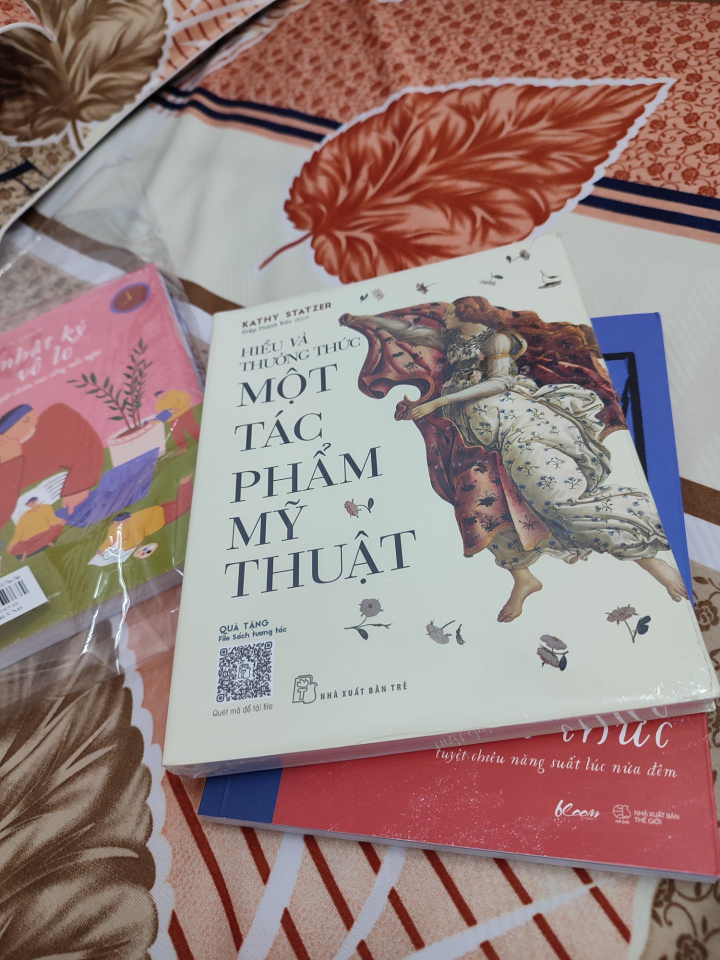 một cuốn sách về hội họa còn kèm theo 1 cuốn journal điện tử để tương tác với sách. Mình đánh giá cao ý tưởng độc đáo này. Ngoài ra dịch thuật dễ hiểu và nó giúp mình bước đầu tiếp cận được với các khái niệm cơ bản về nghệ thuật phương Tây.