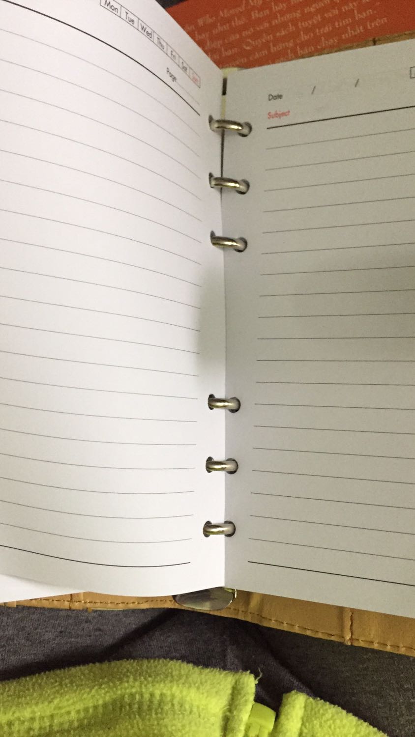 Sổ cầm vừa tay, nhìn cực chắc chắn và lịch sự. 
Giấy bên trong là A6 nhé. Xứng đáng giá tiền