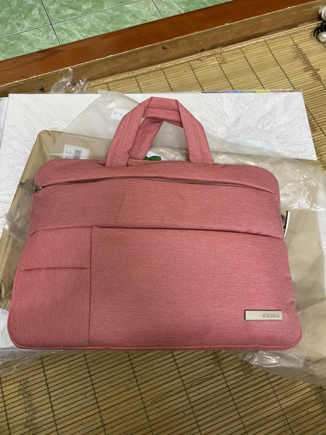 Hàng được đóng gói kỹ, giao hàng nhanh hơn dự kiến! Túi rất chắc chắn, vừa máy 13.3!