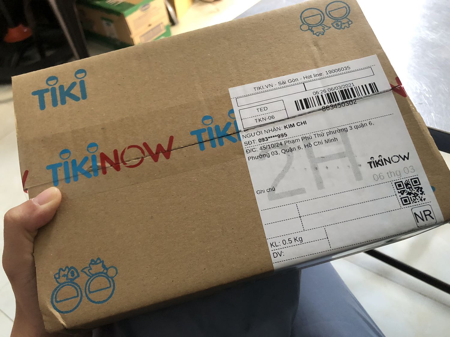 Mình mới đặt lúc tối thì sáng sớm đã được Tiki giao hàng tới ạ , shop còn tặng mình cuốn note nhỏ cảm ơn dễ thương lắm , sách mới và được đóng gói rất gọn gàng sạch đẹp . Nội dung thì mình chưa đọc nên chưa đánh giá được .