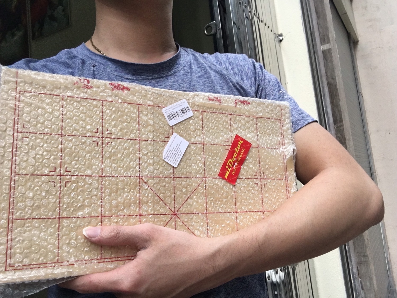 mình mới mua 1 bộ giá tận 400k mà dùng rất chán. May mua ở tiki thấy rẻ hơn hẳn
Gỗ chắc và nhẹ nhưng cầm chắc tay. nên ko bị lỏng lẻo
ăn quân gỗ kêu rất sướng tai. 
mặc khắc sắc nét và khá rõ. Gỗ thông xịn xò
Được cái bàn là hộp đựng nên nhỏ gọn và tiện lợi, ko bị thất lạc
Mới chơi nên còn gà, sẽ luyện thêm. Cám ơn tiki, cám ơn shop